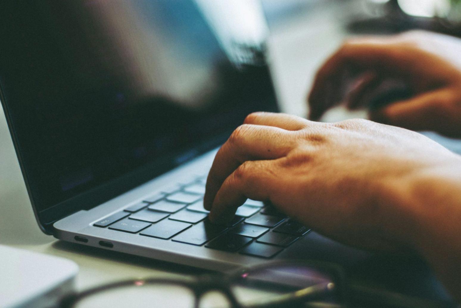 Moderní kancelář pyrolivexa s týmem analytiků